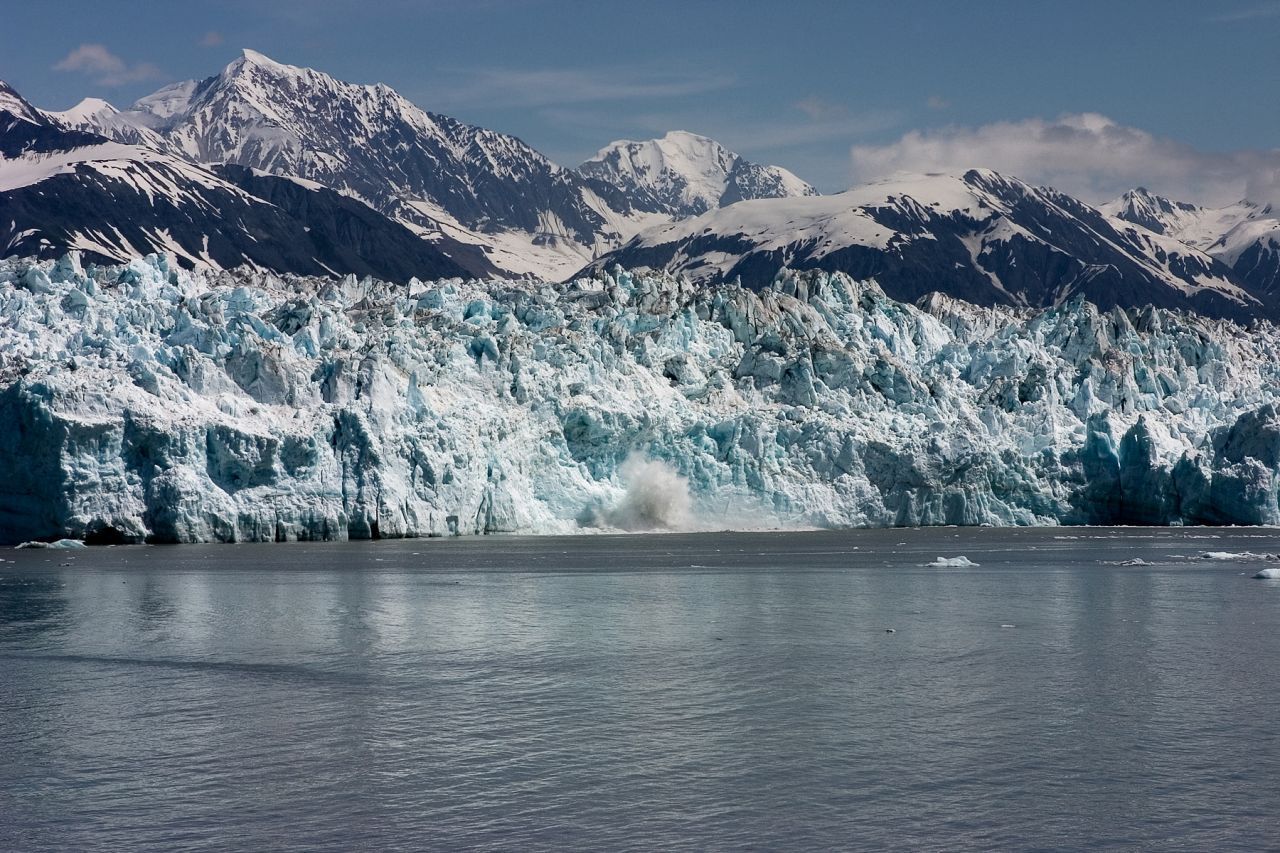 Der "Hubbard Glacier" ist nicht nur der größte Gletscher Nordamerikas, auch außerhalb der Polar-Regionen führt er das Ranking an. Von seiner Quelle im Yukon-Territorium erstreckt sich der Gezeiten-Gletscher, der zur Elias-Kette (höchster Teil des Küstengebirges) gehört, über 122 Kilometer in die Disenchantment Bay sowie Yakutat Bay. Türkis schimmernde Eis-Formationen wohin man schaut. Es kommt immer wieder vor, dass der Glets