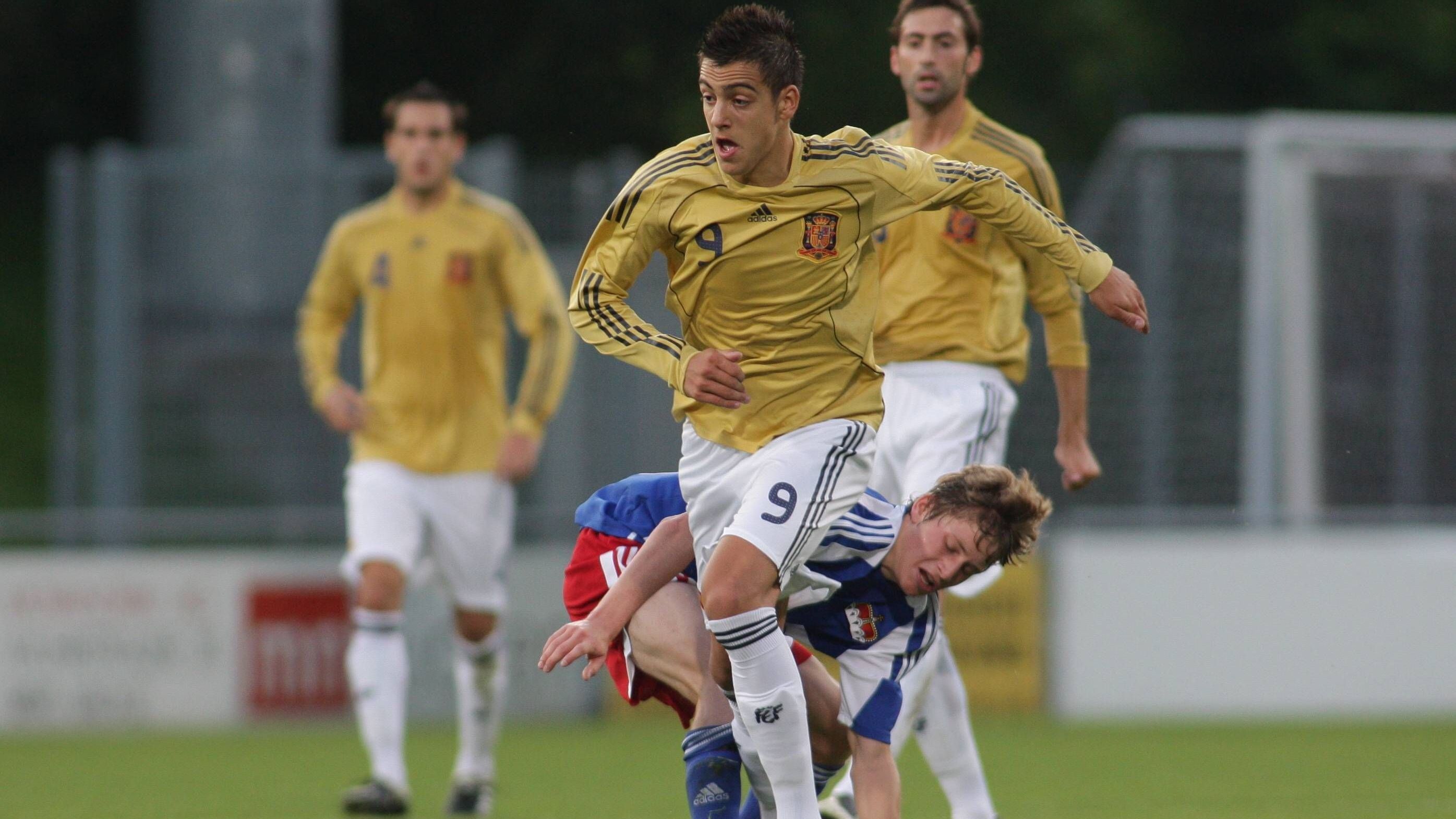 <strong>Erste Schritte im Profibereich und Interesse aus Madrid</strong><br>2008 machte Joselu seine ersten Gehversuche im Seniorenfußball, in der zweiten Mannschaft von Vigo, die damals in der 3. Liga Spaniens spielte. 2009 gelang ihm sein erster Treffer bei der ersten Mannschaft gegen Cadiz. Bereits damals beobachtete ihn Real Madrid ganz genau. Kantige Stürmer waren rares Gut in Spanien.
