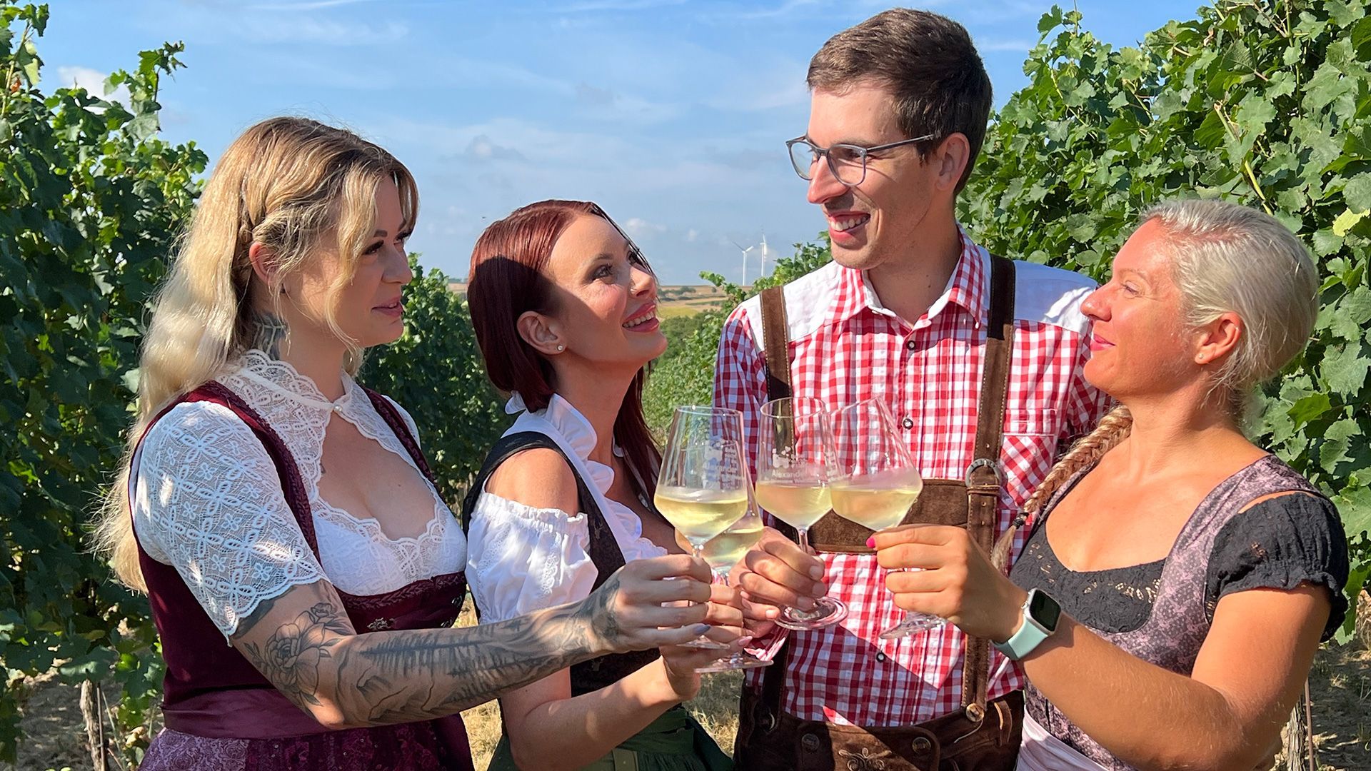 Prost! Gemeinsam stoßen alle auf eine schöne Hofwoche an.