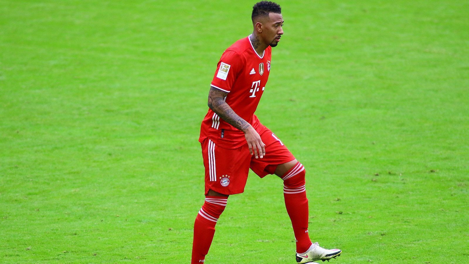 
                <strong>Jerome Boateng</strong><br>
                Der 32-Jährige, dessen Vertrag bei den Bayern im Sommer ausläuft, hat, wie Hummels, eine Menge internationale Erfahrung. Unter anderem gewann er zwei Mal das Triple mit den Münchnern. Boateng scheut kein Laufduell und ist zudem kopfballstark. Gleichzeitig zählt er auch nicht zu den größten Lautsprechern im Bayern-Team, sondern ordnet sich der Hierarchie zumeist unter.
              