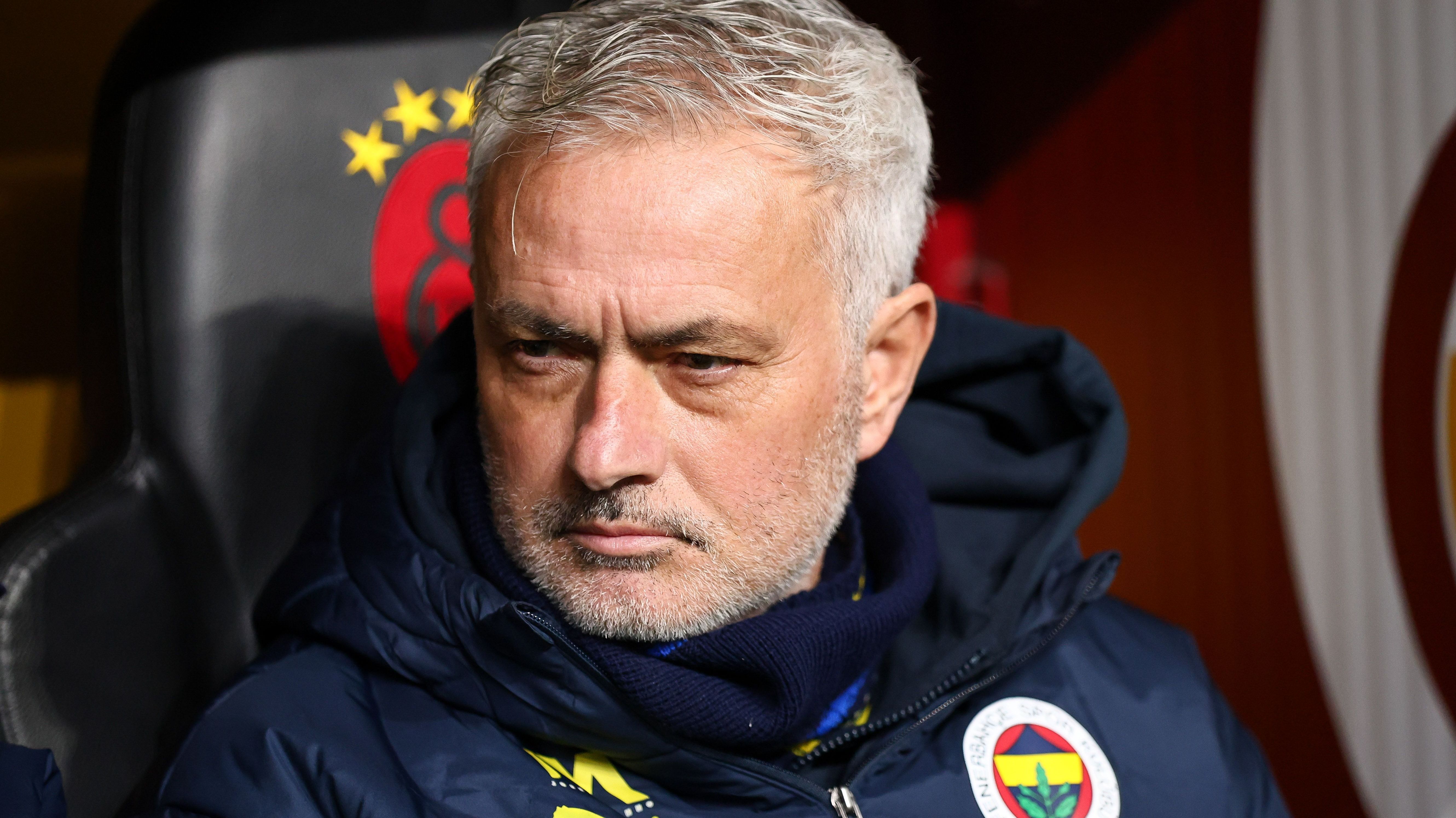 <strong>Klage gegen Galatasaray Istanbul</strong><br>Neueste Schlagzeilen schreibt "The Special One" mit einer Klage gegen Galatasaray Istanbul. Wie sein Verein Fenerbahce Istanbul via "X" mitteilte, fordert er einen "moralischen Schadenersatz" von 50.000 Euro. Mehr dazu später, erst einmal drehen wir die Uhr ein paar Jahre zurück.