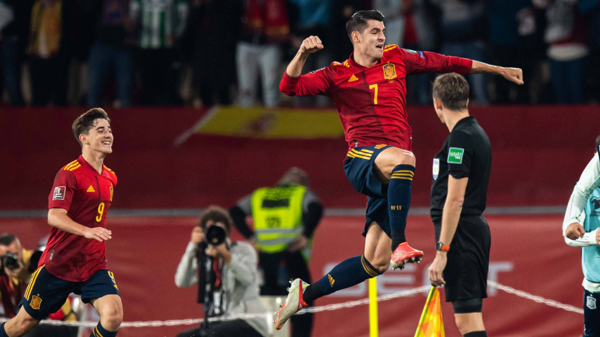
                <strong>Spanien</strong><br>
                Dank eines 1:0-Erfolgs über Verfolger Schweden sicherte sich Spanien am letzten Spieltag sein 16. WM-Ticket. Alvaro Morata schoss den Siegtreffer in der 86. Minute. Bei einer Niederlage wären die Skandinavier direkt qualifiziert gewesen. Für die Iberer ist es die zwölfte Teilnahme an einer WM in Folge.
              