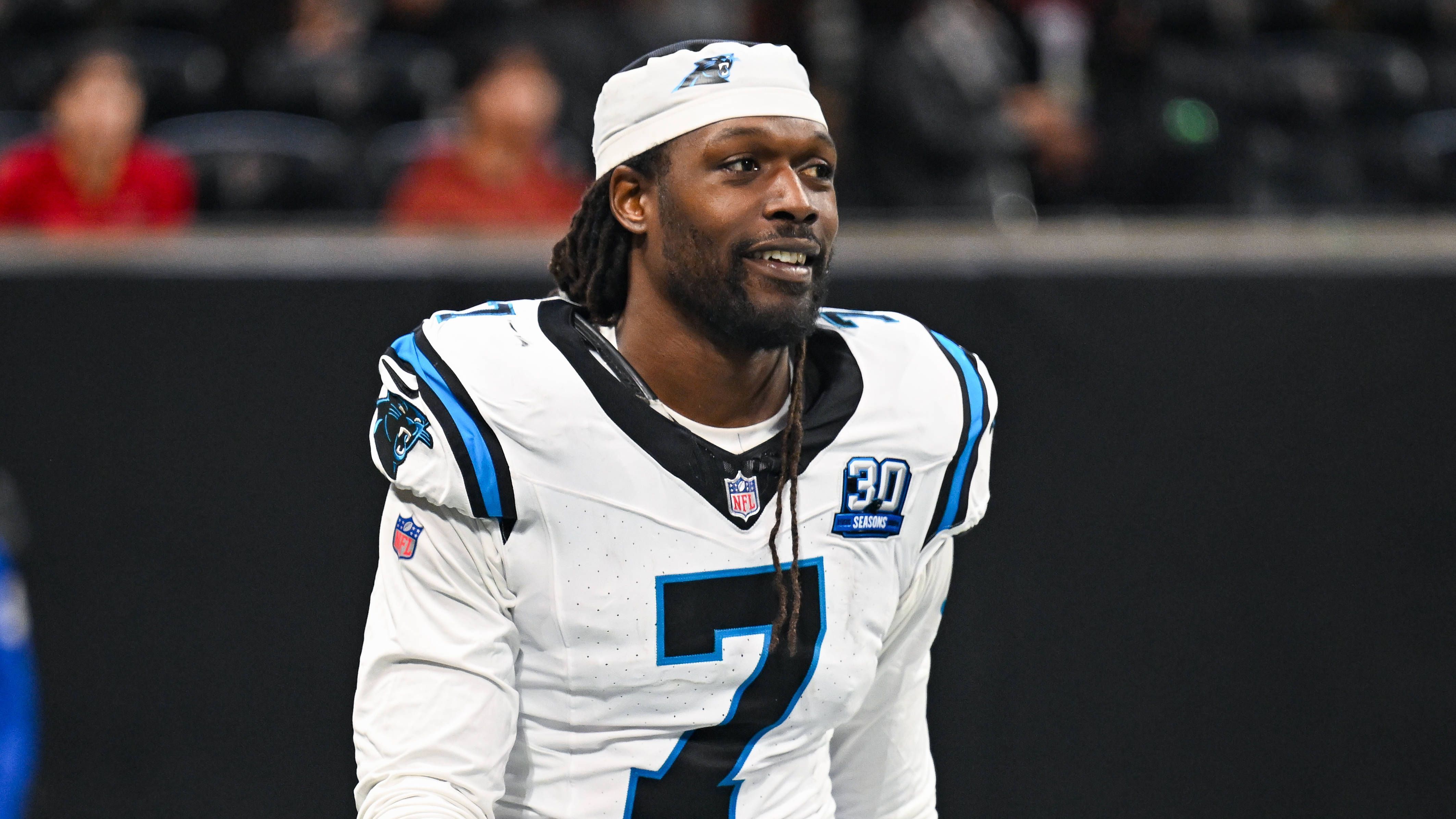 <strong>Jadeveon Clowney (Carolina Panthers)</strong><br>Die Carolina Panthers machen ohne Jadeveon Clowney weiter. Der Nummer-eins-Pick von 2014 hatte in der vergangenen Offseason einen Zweijahresvertrag bei den Panthers unterschrieben, muss aber vorzeitig gehen, wie das Team bekanntgab. 2024 kam der Edge Rusher in 14 Spielen auf 5,5 Sacks, neun Tackles for Loss und elf Quarterback-Hits. Die Panthers sparen durch die Entlassung von Clowney 7,8 Millionen Dollar an Cap Space.