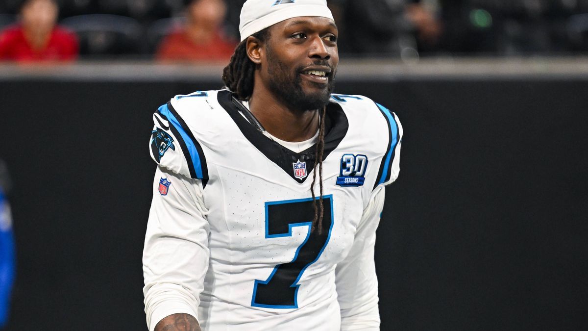 ATLANTA, GA Ð JANUARY 05: Carolina linebacker Jadeveon Clowney (7) reacts during the NFL, American Football Herren, USA game between the Carolina Panthers and the Atlanta Falcons on January 5th, 20...