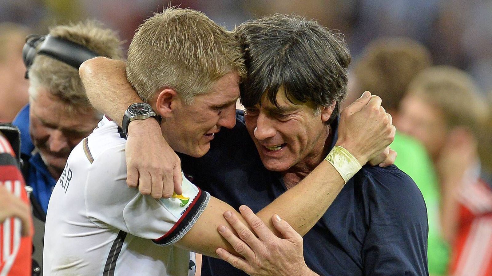 
                <strong>Eine besondere Beziehung</strong><br>
                Bastian Schweinsteiger und Joachim Löw verband eine besondere Trainer-Spieler-Beziehung. Nach zehn Jahren gemeinsamen Weges hatten sie den Gipfel erreicht.
              