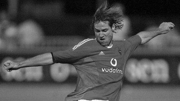 
                <strong>Miklos Feher</strong><br>
                Der ungarische Nationalspieler Miklos Feher kollabierte im Januar 2004 in der portugiesischen Erstliga-Begegnung zwischen Vitoria Guimaraes und seinem Klub Benfica Lissabon. Der Stürmer verstarb kurz darauf. Für die ungarische Nationalmannschaft lief Feher bis dahin 25 Mal auf und erzielte sieben Treffer.
              