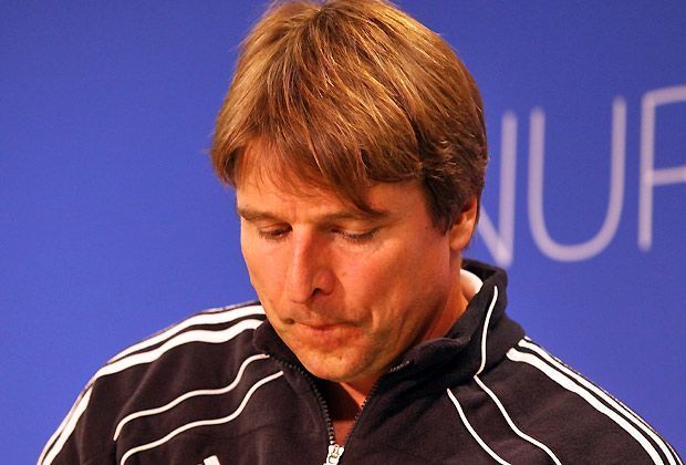 
                <strong>Michael Oenning (13. März 2011 bis 19. September 2011)</strong><br>
                Das Intermezzo von Michael Oenning als Cheftrainer bei den Rothosen dauerte nur ein knappes halbes Jahr. Nach saisonübergreifend 13 sieglosen Bundesligaspielen in Folge musste der 48-Jährige seinen Hut nehmen. Hat die schwächste Quote aller HSV-Trainer: 0,8 Punkte pro Spiel.
              