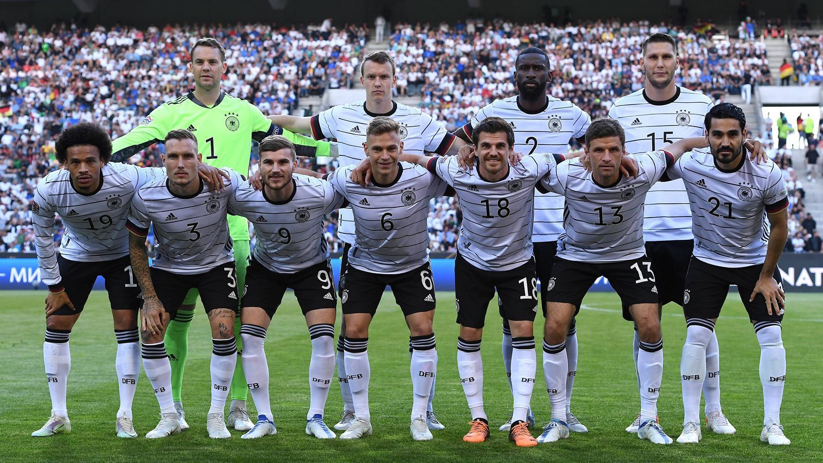 
                <strong>Deutschland</strong><br>
                &#x2022; Gesamtmarktwert: 885,5 Mio. Euro<br>&#x2022; Höchster Marktwert: Jamal Musiala (FC Bayern München, 100 Mio. Euro)<br>&#x2022; Geringster Marktwert: Niclas Füllkrug (SV Werder Bremen, 5 Mio. Euro)<br>
              