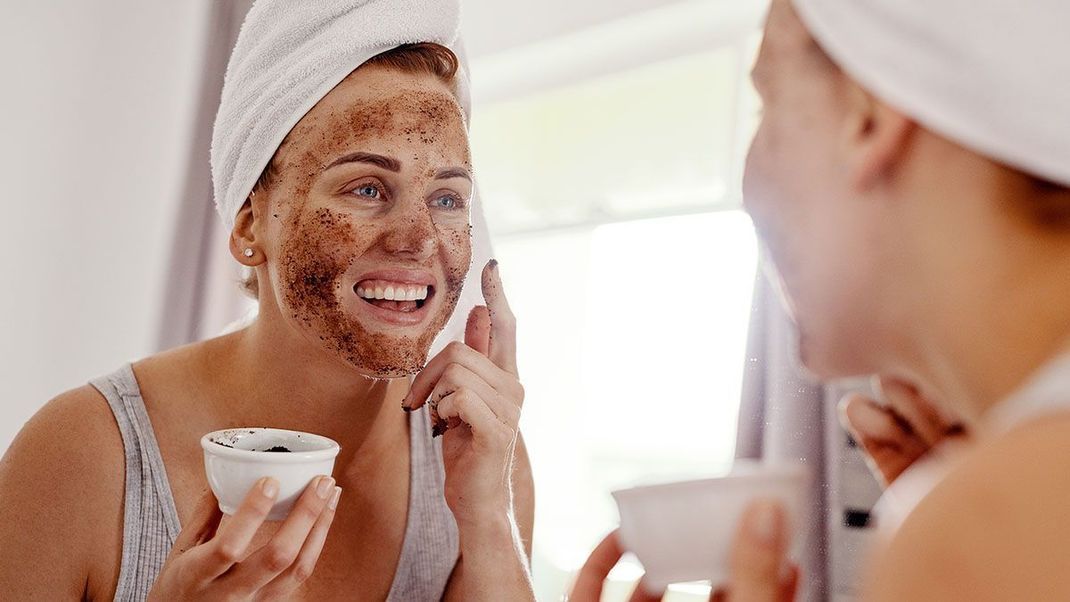 Eine wohltuende Gesichtsmaske pflegt deine Haut und reinigt dein Gesicht vor Rückständen von Gesichtsmasken. Was du dabei besonders beachten solltest, erfährst du im Artikel. 
