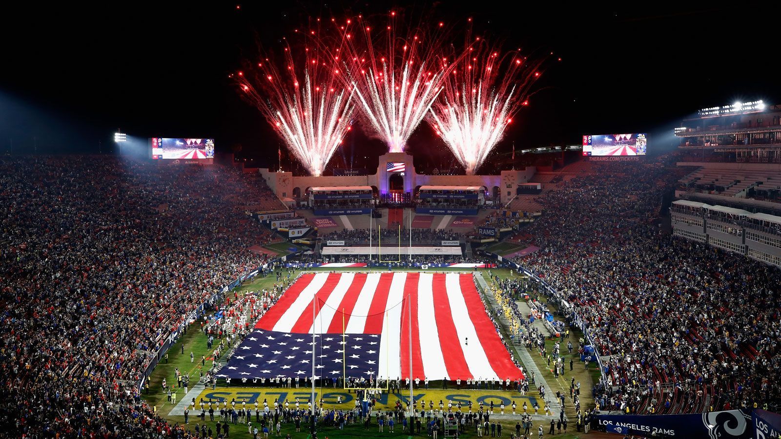 
                <strong>The Greatest Show on Turf</strong><br>
                Die Offense der St. Louis Rams war zwischen 1999 und 2001 das Maß der Dinge in der NFL. Meiste Punkte, meiste Yards, drei MVPs, zwei Super-Bowl-Teilnahmen, ein Super-Bowl-Sieg: Der von Offensive Coordinator Mike Martz choreographierte Angriff lehrte jeder Defense das Fürchten. Für die Zuschauer war es ein Genuss, zuzusehen. Belohnung: der Spitzname "The Greatest Show on Turf". Kein Team bot auf dem Rasen eine bessere Vorstellung. Die Rams von heute wecken Erinnerungen an jene Zeit. Auch das Team von Coach McVay will nicht nur gewinnen, sondern offensiv am besten noch ein Feuerwerk zünden. Meistens gelingt das auch: 2018 erzielten Jared Goff, Todd Gurley und Co. im Schnitt 32,4 Punkte pro Partie - quasi "The New Greatest Show on Turf". Die neue Heimat der Rams, Los Angeles, die Stadt der Oscars und Blockbuster, ist dabei die perfekte Bühne.
              