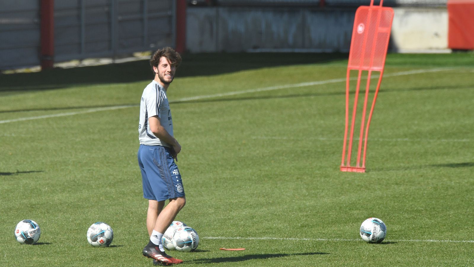 
                <strong>Alvaro Odriozola</strong><br>
                Der Spanier wurde im Winter von Real Madrid ausgeliehen, konnte aber nicht überzeugen. Deshalb wird er nach Spanien zurückkehren.
              