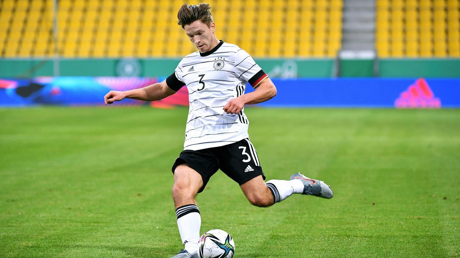 
                <strong>Noah Katterbach</strong><br>
                Viele deutsche Angriffe laufen über die linke Seite, Ausgangsstation ist dabei zumeist Katterbach. Der Youngster vom FC Basel zeigt durchweg Offensivdrang und ein gutes Zusammenspiel mit Thielmann. Das Verhalten des 20-Jährigen wird bei einigen israelischen Gegenstößen fast bestraft, in der 60. Minute durch Katterbachs Führungstreffer allerdings auch ausgiebig belohnt. Zehn Minuten später verschätzt er sich bei einem hohen Ball, durch den Israel fast zum Ausgleich kommt. Wird in den Schlussminuten von Nürnbergs Kilian Fischer ersetzt. ran-Note: 2
              