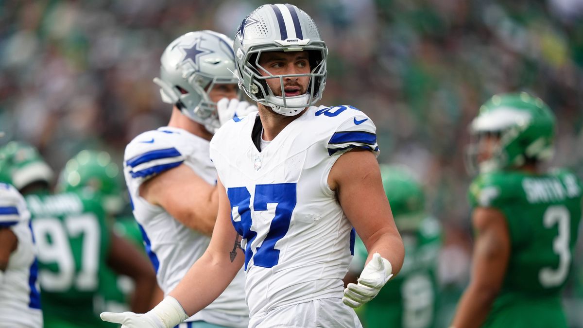 PHILADELPHIA, PA - DECEMBER 29: Dallas Cowboys tight end Jake Ferguson (87) reacts in the first half during the game between the Dallas Cowboys and Philadelphia Eagles on December 29, 2024 at Linco...
