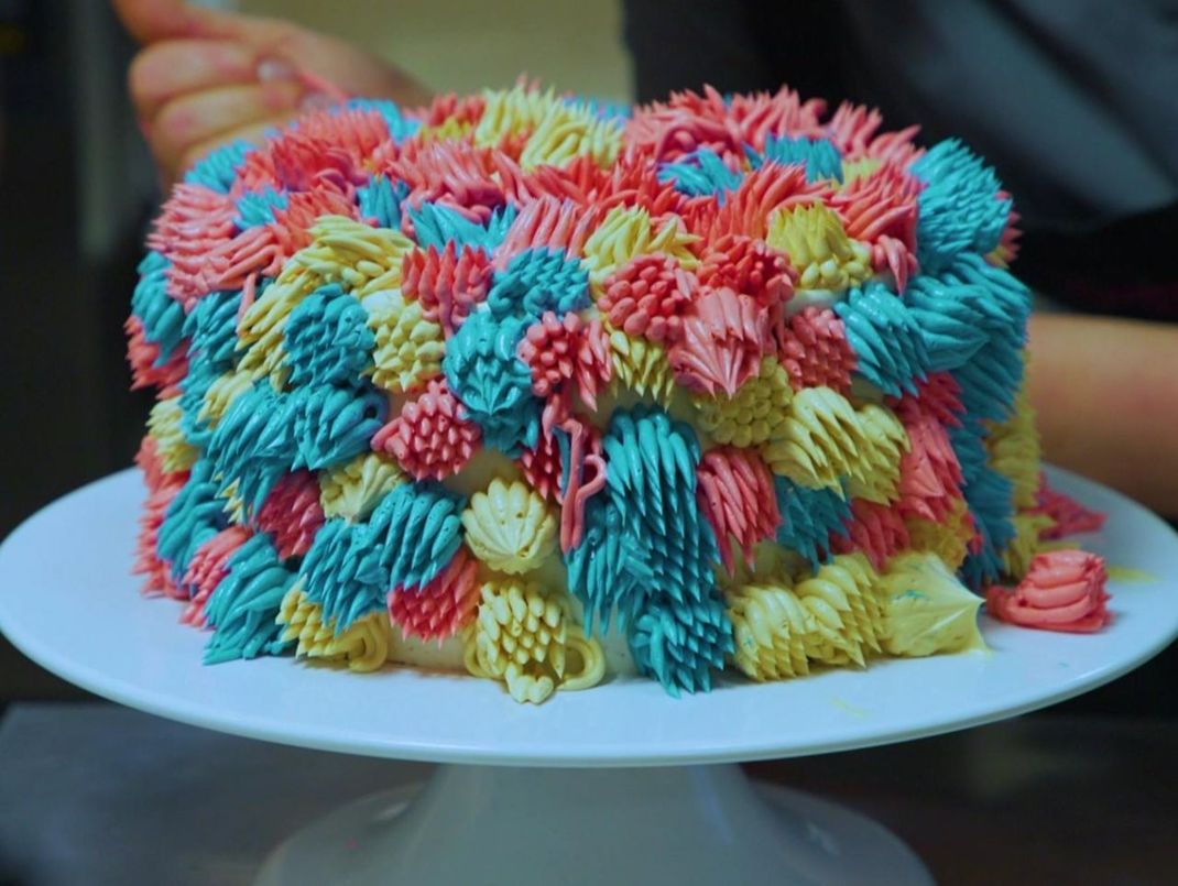 Den Shag Rug Cake zieren bunte Zotteln aus köstlicher Buttercreme.