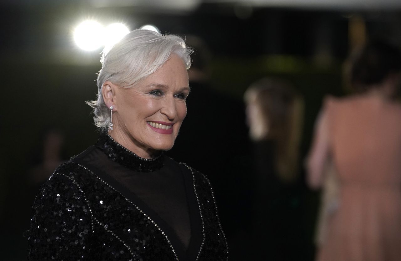 Die meisten Nominierungen ohne Sieg für eine Schauspielerin: Glenn Close ist unverdienter Weise die ewige Verliererin. Zwischen 1983 und 2021 war sie achtmal nominiert, ohne die Trophäe jemals zu erhalten. Fünfmal fieberte sie als beste Hauptdarstellerin und dreimal als beste Nebendarstellerin mit.