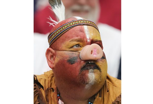 
                <strong>Der 1. Spieltag der neuen NFL-Saison</strong><br>
                Ein Indianer mit Schweinenase? In Houston ist der Redskins-Fan bedient. Seine Mannschaft zieht bei den Texans den Kürzeren.
              