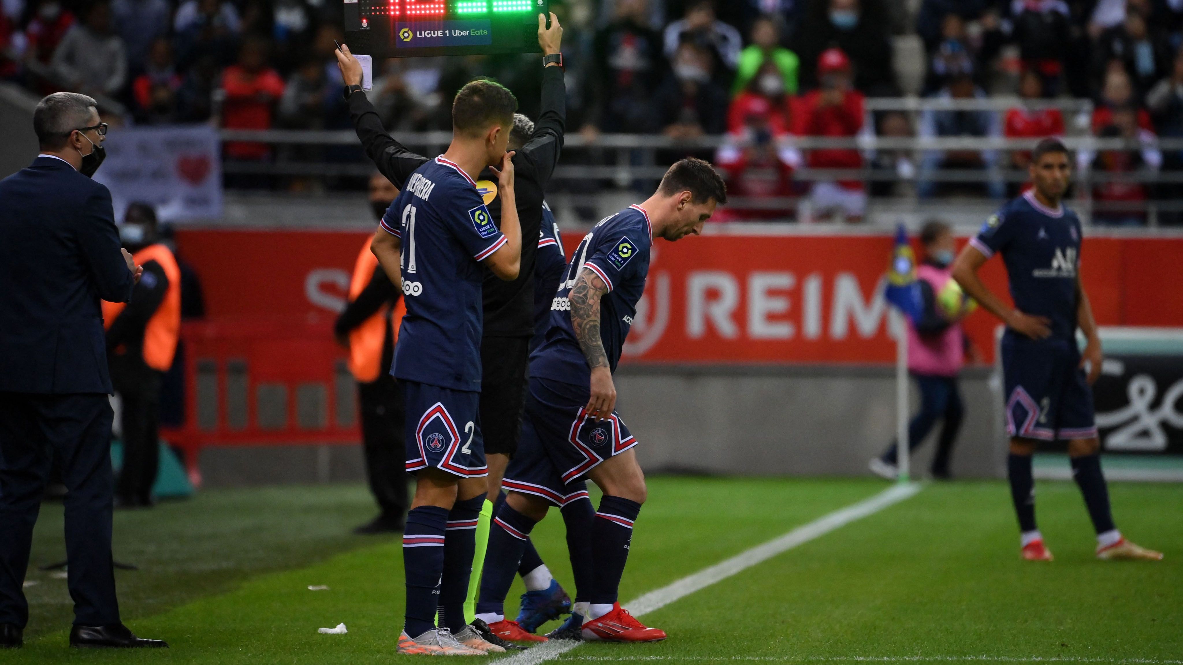 
                <strong>Erster Auftritt in der Ligue 1: Lionel Messi debütiert für Paris St.-Germain</strong><br>
                Applaus brandet im Stadion auf, als Messi sich erstmals zum Aufwärmen erhebt. In der 66. Minute ist es dann soweit: Wenige Augenblicke nach dem 2:0 von Mbappe wird der 34-Jährige für Neymar eingewechselt. Die Messi-Ära in Paris hat offiziell begonnen. 
              