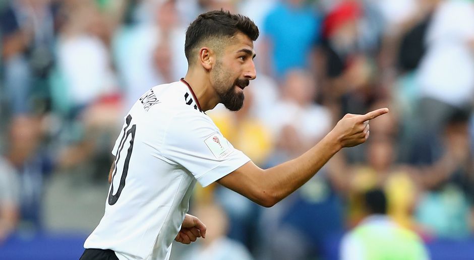 
                <strong>Kerem Demirbay</strong><br>
                Der Hoffenheimer gibt sein Debüt beim Confed Cup. Fordert die Bälle, sehr bemüht, aber zunächst auch nicht immer glücklich in seinen Aktionen. Versucht es oft aus der Distanz, in der 48. Minute trifft er dadurch zum 1:0. Mit einer deutlichen Steigerung in Halbzeit zwei, geht in der 77. Minute runter. ran-Note: 2-
              