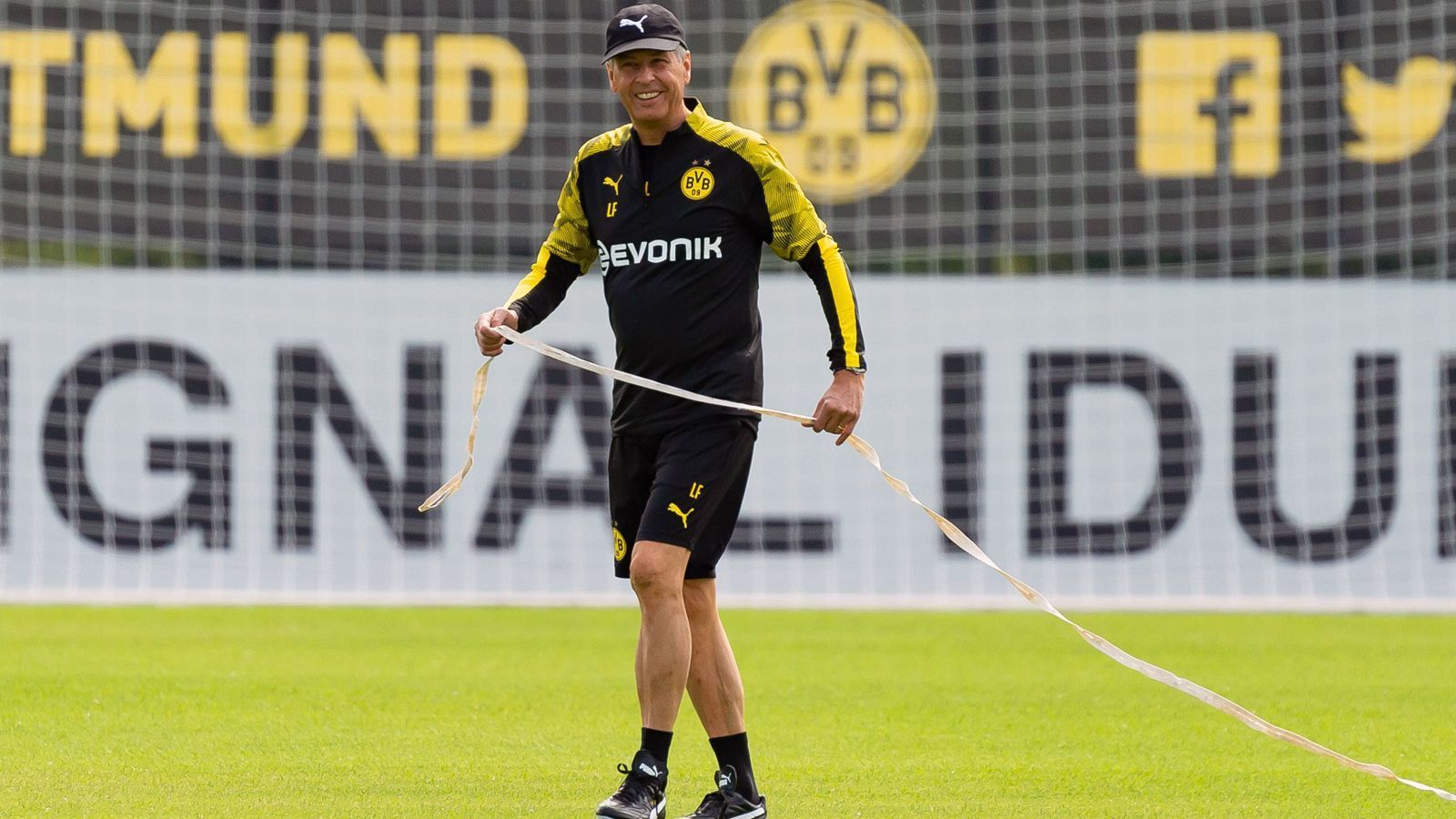 
                <strong>Trainingsauftakt bei Borussia Dortmund</strong><br>
                Am Freitag, 5. Juli 2019, bat Trainer Lucien Favre seine Dortmunder Vizemeister zum ersten Training in der Vorbereitung auf die Saison 2019/20. Der Schweizer selbst hat zuletzt ein Zeichen gesetzt und seinen Vertrag vorzeitig um ein Jahr bis 2021 verlängert. 
              
