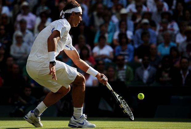 
                <strong>Juli 2011, Haarriss im linken Fuß </strong><br>
                Laut "London Times" soll sich der Spanier im Wimbledon-Achtelfinale einen Haarriss am Fuß zugezogen haben. Sein Sprecher dementierte zwar, dass Nadal an einem Haarriss im linken Fuß laboriert. Trotzdem fällt er sechs Wochen aus.
              