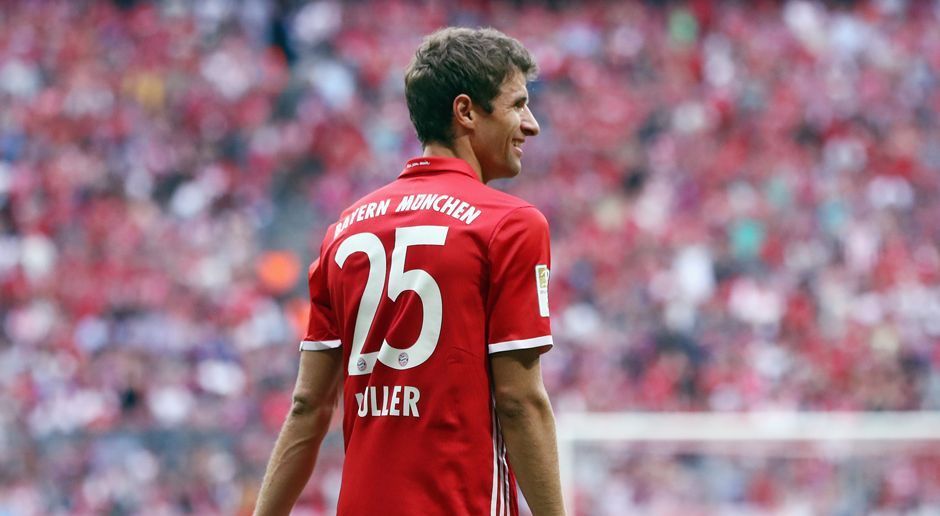 
                <strong>Mittelfeld: Thomas Müller</strong><br>
                Thomas Müller und Robben spielen seit 2009 zusammen beim FC Bayern. In dieser Zeit gewannen sie fünf Deutsche Meisterschaften (2010, 2013, 2014, 2015, 2016), vier Mal den DFB-Pokal (2010, 2013, 2014, 2016), drei Mal den DFL-Supercup (2010, 2012, 2016) sowie je einmal die Champions League (2013), die FIFA-Klub-Weltmeisterschaft (2013) und den UEFA Super Cup (2013).
              