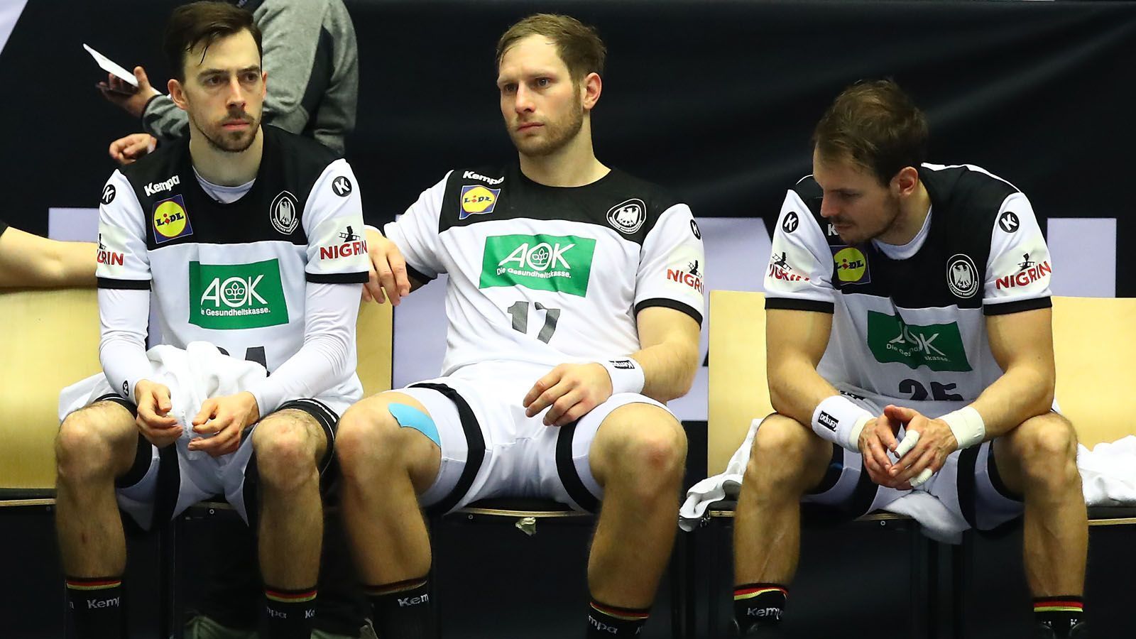 
                <strong>Steffen Weinhold </strong><br>
                Der Routinier vom THW Kiel zeigte zu Turnierbeginn gute Leistungen, zog sich im dritten Vorrundenspiel aber eine Zerrung zu und wurde nicht mehr richtig fit. Erst im Halbfinale und im Spiel um Platz drei kam Weinhold wieder zum Einsatz, konnte angeschlagen aber nicht an seine vorherige Form anknüpfen.   
              