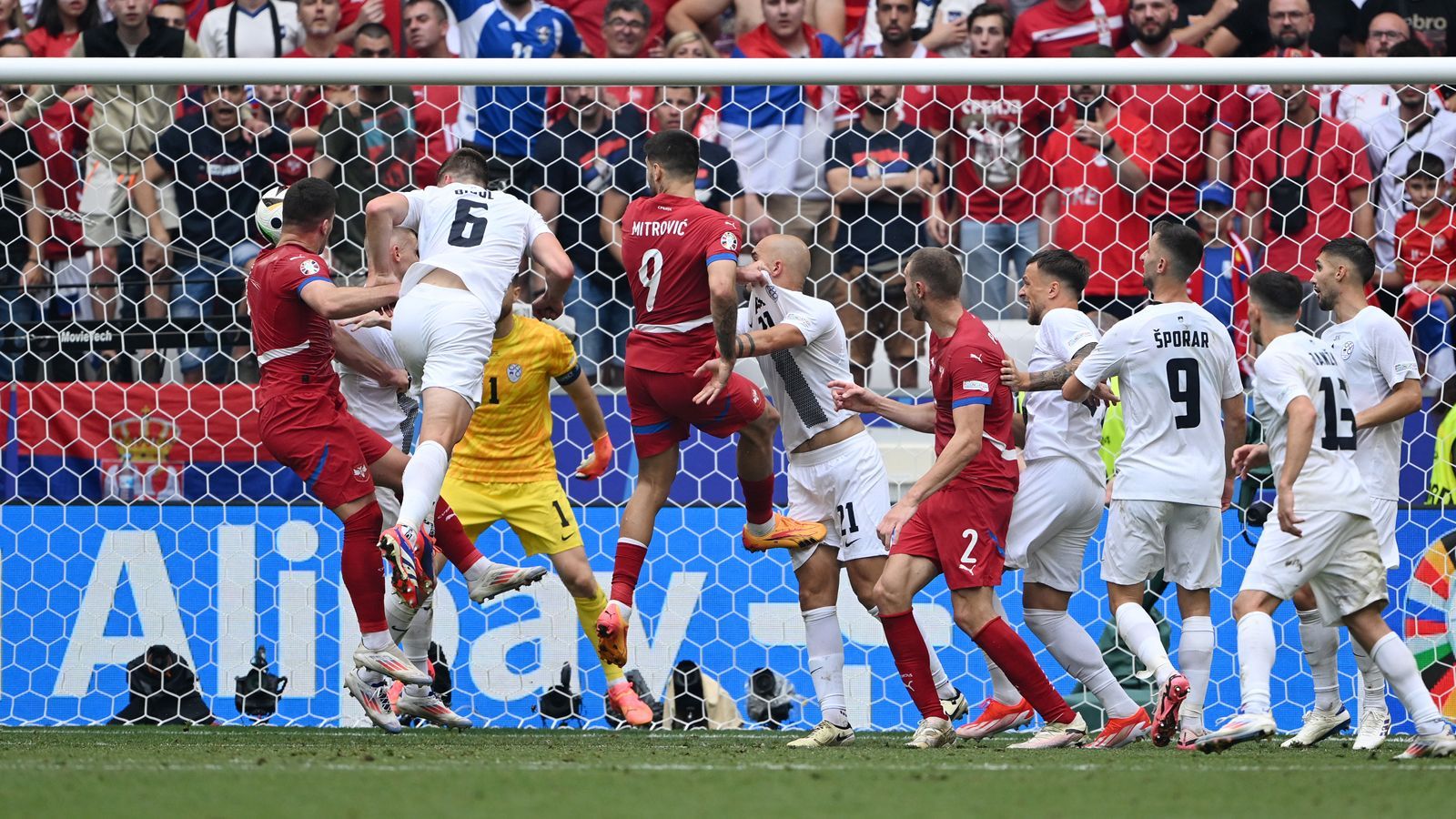 <strong>Last-Minute-Ausgleich von Jovic</strong><br>Dennoch jubeln am Ende eher die Serben, denn Joker Luka Jovic erzielte in der fünften Minute der Nachspielzeit doch noch den Ausgleich zum 1:1.&nbsp;