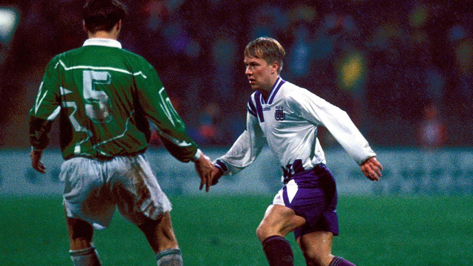 
                <strong>1993/1994: Werder gegen RSC Anderlecht 5:3 (0:3)</strong><br>
                Es ist der 8. Dezember 1993 und die Gruppenphase der neu gegründeten Champions League: Werder Bremen liegt nach einer 2:3-Auftaktniederlage gegen den FC Porto (der AC Mailand war der weitere Gruppengegner) gegen den belgischen Vertreter RSC Anderlecht zur Halbzeit 0:3 zurück. Nach 33 Minuten! "Wir sind im Europacup noch nie so vorgeführt worden", sagte Uli Borowka später. 
              