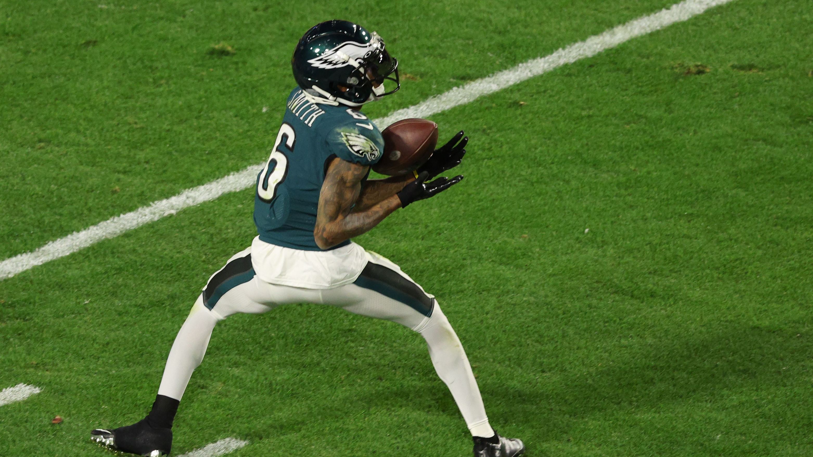 <strong>DeVonta Smith</strong><br>Der Gewinner der Heisman Trophy 2020 als bester College-Spieler landete im Draft 2021 mit Pick zehn bei den Philadelphia Eagles. 2021 legte der Wide Receiver 64 Receptions, 916 Receiving Yards und fünf Touchdowns auf. Vor der vergangen Saison wurde dann spekuliert, dass Smiths Rolle in der Offense nach dem Trade für A.J. Brown schwinden könnte. Das Gegenteil war jedoch der Fall und beide Passempfänger sollten bis in den Super Bowl dominieren. Smith legte starke 95 Receptions, 1196 Receiving Yards und sieben Touchdowns auf.