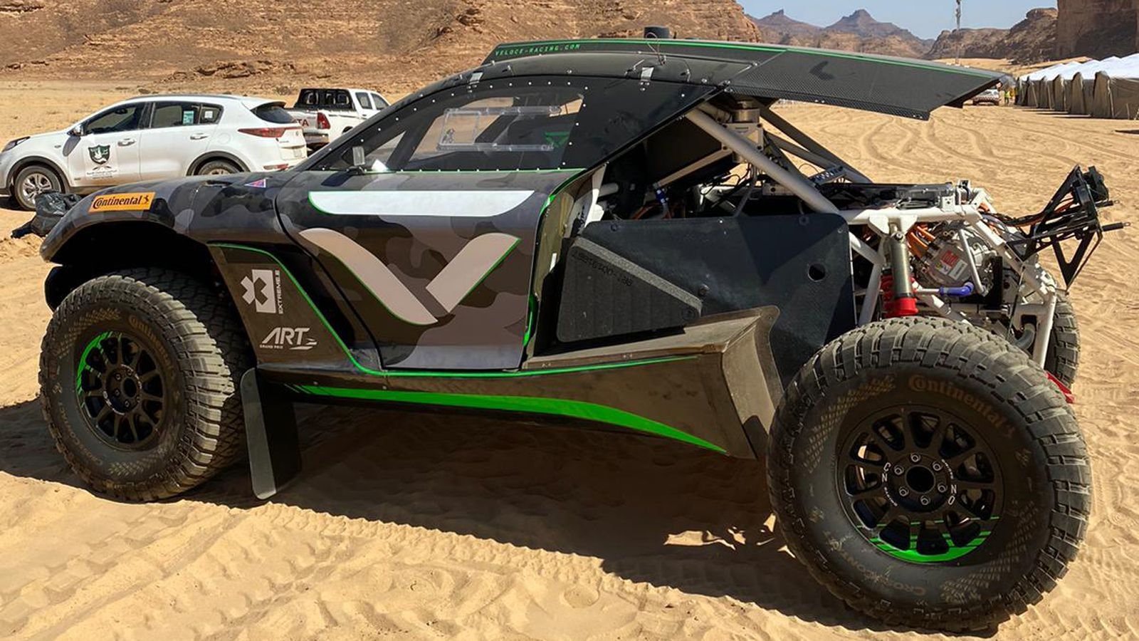 
                <strong>Timos Tagebuch aus der Wüste</strong><br>
                Der Odyssey 21, der vollelektrische SUV der Extreme E, kommt dann endlich unter Wettkampfbedingungen zum Einsatz.
              