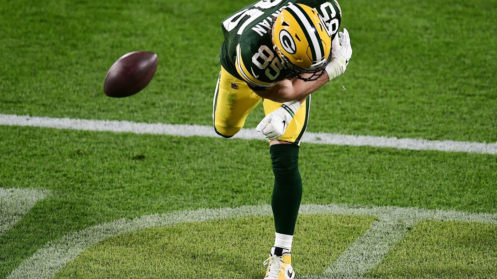 
                <strong>Gewinner: Robert Tonyan</strong><br>
                Rodgers ist nicht der einzige Gewinner in der Packers-Offense. Auch Robert Tonyan erlebte mit drei gefangenen Touchdowns den bemerkenswertesten Abend seiner Karriere. In fast jeder Saison gibt es einen Tight End, der aus dem Nichts zur Scoring Machine wird. Diesmal könnte es Tonyan sein, der seit 2017 in der NFL spielt, es vor 2020 aber nur auf insgesamt zwei Touchdowns brachte. Nun steht er in dieser Spielzeit schon bei fünf, Quarterback Aaron Rodgers hat den Tight End plötzlich als eines seiner Lieblingsziele ausgemacht. Wer Fantasy Football spielt und hier den richtigen Riecher hatte, darf sich über einen echten Steal freuen.
              