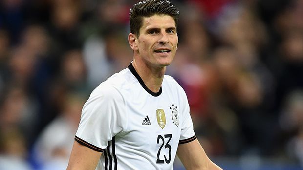 
                <strong>Mario Gomez</strong><br>
                Mario Gomez: Kam in Durchgang zwei für Sami Khedira. Ermöglichte seinen Mitspielern als Stoßstürmer eine Anspielstation für die hohen Bälle. So auch bei seinem Kopfball vor dem 2:0. ran-Note: 2.
              