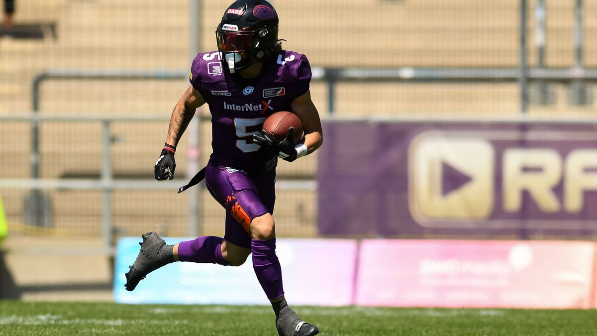 Paul Kavadia-Lenhardt (Frankfurt Galaxy, 05) runs with the ball, Frankfurt Galaxy vs Prague Lions, American Football, European League of Football, Week 7, 2025, 29.06.2025, Frankfurt PSD Bank Arena...