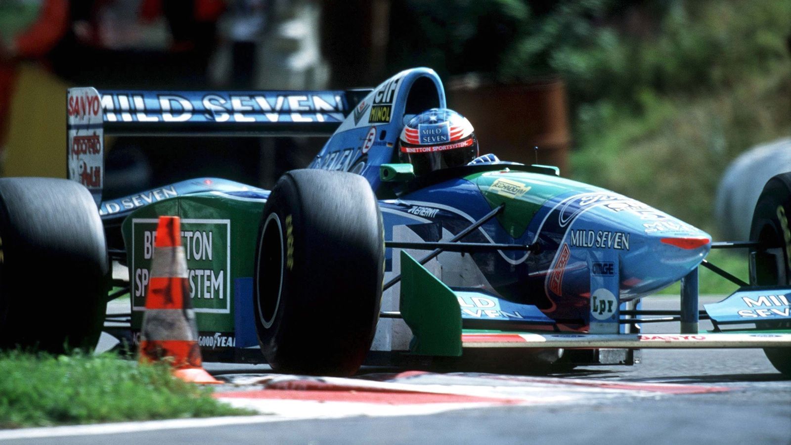 <strong>1994 - Ein Punkt Unterschied - Michael Schumacher 92, Damon Hill 91</strong><br>Ein Jahr voller Höhen und Tiefen. Schumacher startete furios und fehlte dann viele Rennen aufgrund von Strafen und Disqualifikationen. Im finalen Rennen krachte Schumacher in den Wagen von Hill, beide Autos schieden aus und der Deutsche holte die Meisterschaft.