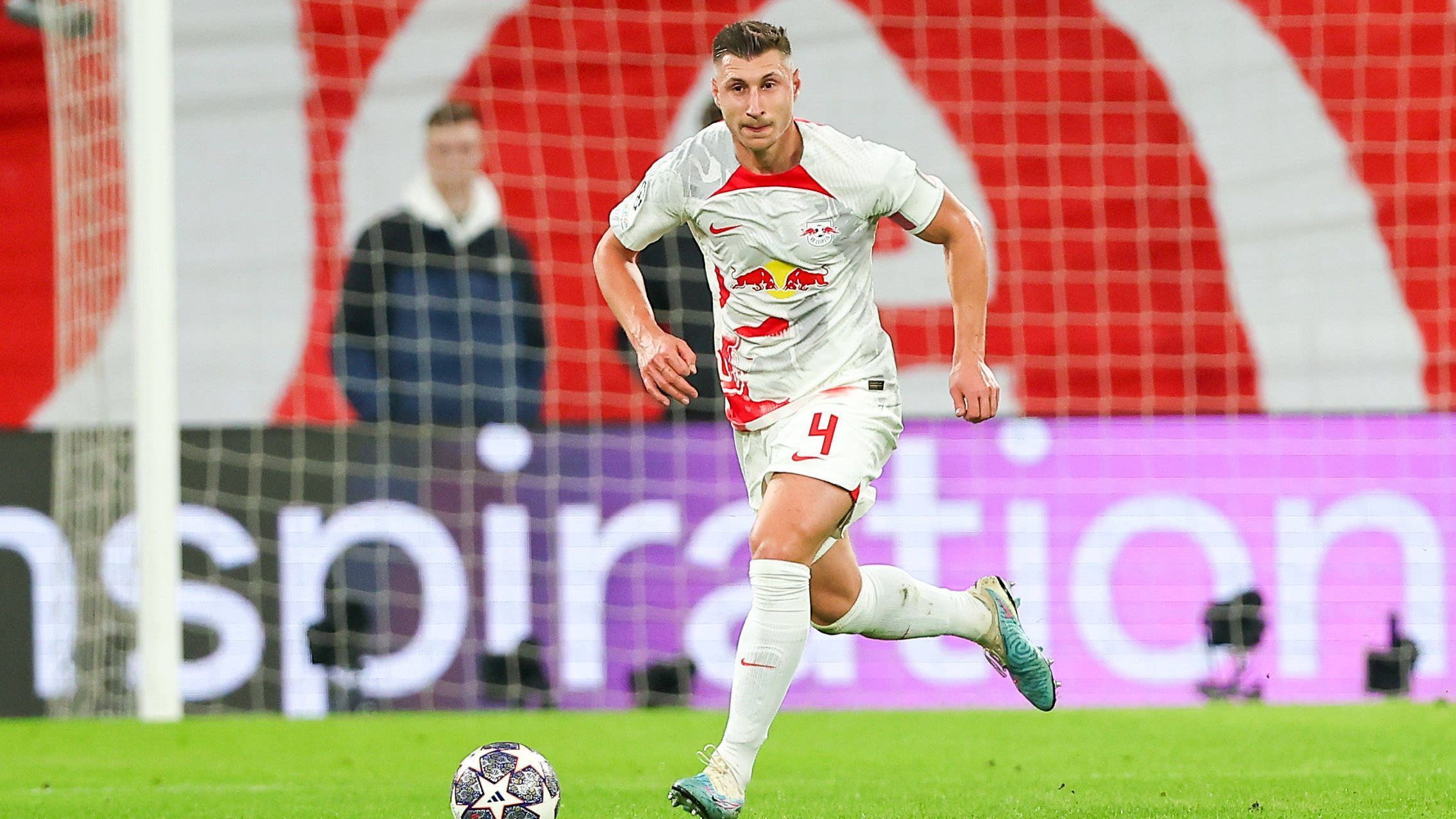 
                <strong>Willi Orban</strong><br>
                Der Kapitän hat vor allem am Anfang der Partie aufgrund des hohen City-Pressings oftmals Probleme beim Rausspielen, er stabilisiert sich aber im weiteren Verlauf. Trotz der dominanten Spielweise der Engländer gelingt es Orban, die Abwehr der Leipziger zumindest so zusammenzuhalten, dass ManCity zu recht wenigen konkreten Chancen kommt. ran-Note: 3
              