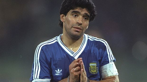 
                <strong>Diego Maradona</strong><br>
                Benjamin ist wiederrum der Enkel von Diego Maradona, mit dessen Tochter Agüero bis 2013 verheiratet war. Den Ex-Schwiegervater nominiert Agüero trotz der Scheidung. Was angesichts von dessen Bedeutung für den argentinischen Fußball auch nicht überrascht.
              