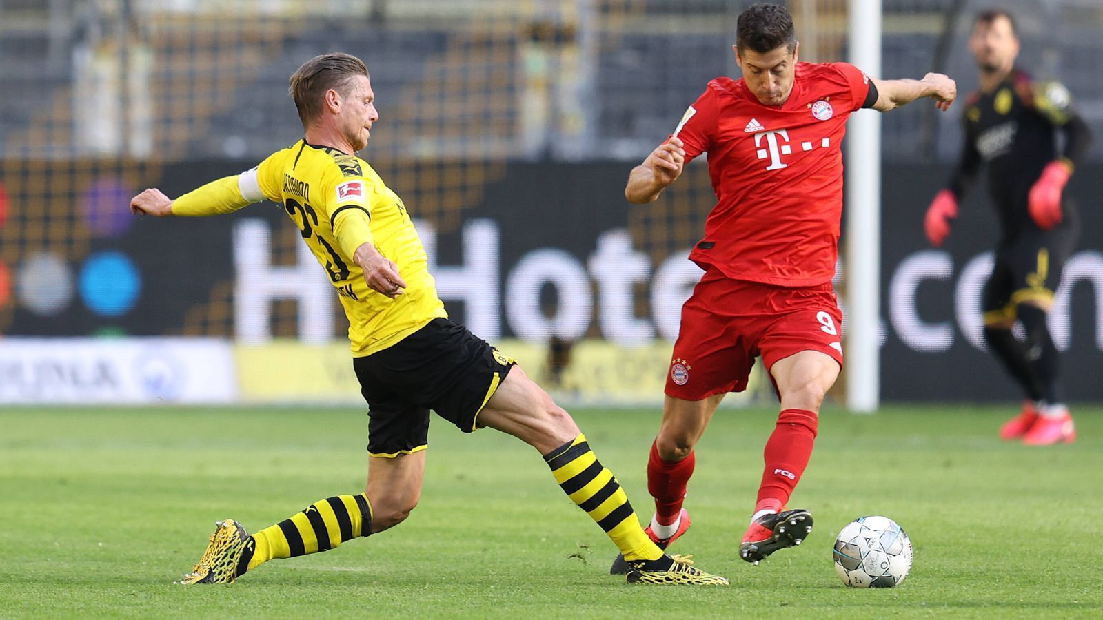 
                <strong>Lukasz Piszczek </strong><br>
                Räumt fast alles vor dem Sechzehner ab. Nimmt zusammen mit Akanji und Hummels das Offensiv-Duo Lewandowski und Müller aus dem Spiel. Der Pole rettet in der ersten Halbzeit in höchster Not auf der Linie. ran-Note: 3
              