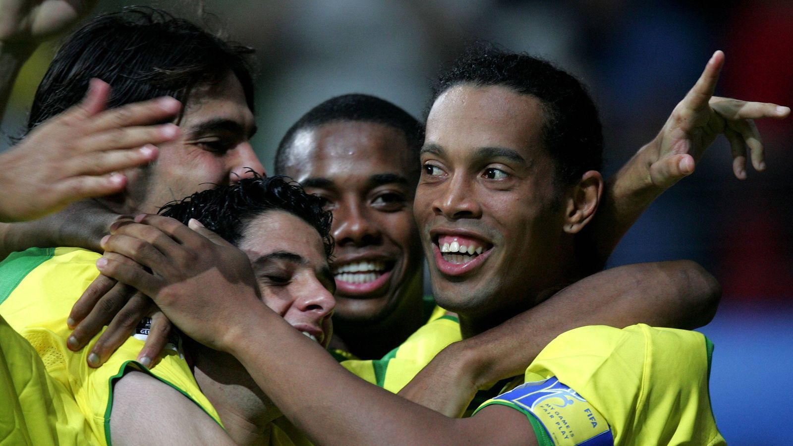 
                <strong>Brasilien holt den Confed-Cup</strong><br>
                Brasilien gewinnt den Confed-Cup in Deutschland und damit die Generalprobe für die Weltmeisterschaft im folgenden Jahr. Die Stars der Mannschaft waren damals Ronaldinho, Kaka, Adriano und Lucio.
              