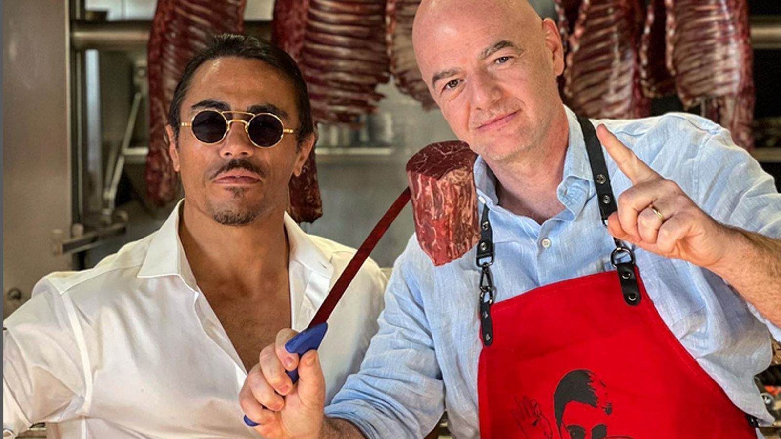 
                <strong>Liebe geht durch den Magen</strong><br>
                Falls irgendjemand einen Zweifel daran haben sollten, wie eng Infantino und Salt Bae miteinander sind (oder waren), hier ein Foto von vor zwei Jahren, als der Promi-Metzger dem FIFA-Boss einen Schnellkurs im Ausbeinen gab. Allerdings könnte es nun zwischen den beiden gekracht haben. Die FIFA kündigte Untersuchungen wegen des Verhalten von Salt Bae nach dem WM-Finale an, Infantino folgt ihm nicht mehr auf Instagram.
              