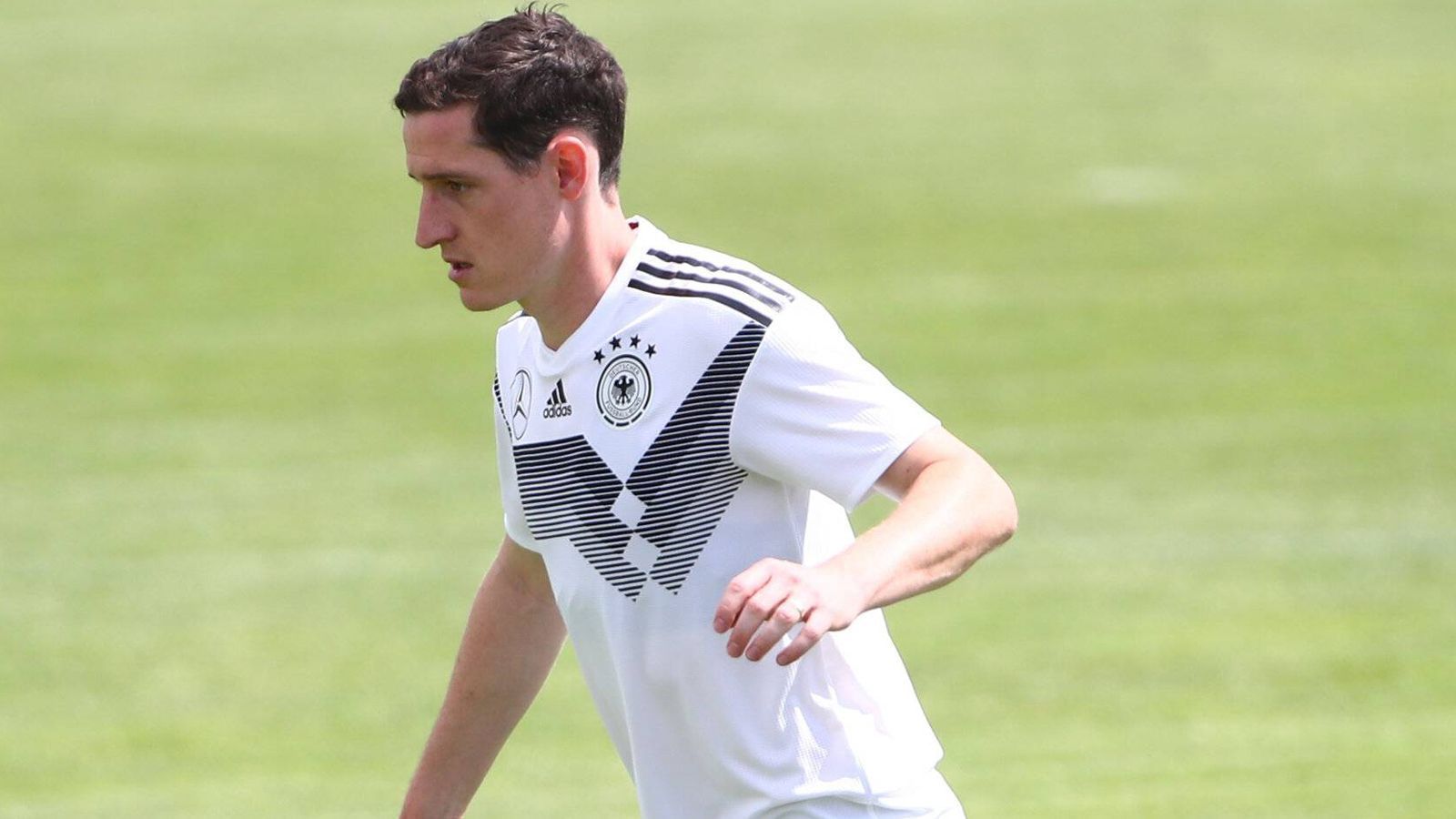 
                <strong>Sebastian Rudy</strong><br>
                Er wird zur zweiten Halbzeit eingewechselt und fügt sich gleich gut in das Spiel ein. Er ist sehr aufmerksam und gewinnt auch den einen oder anderen Ball. Die ganz großen Aktionen gehen von ihm allerdings nicht aus. ran-Note: 4
              