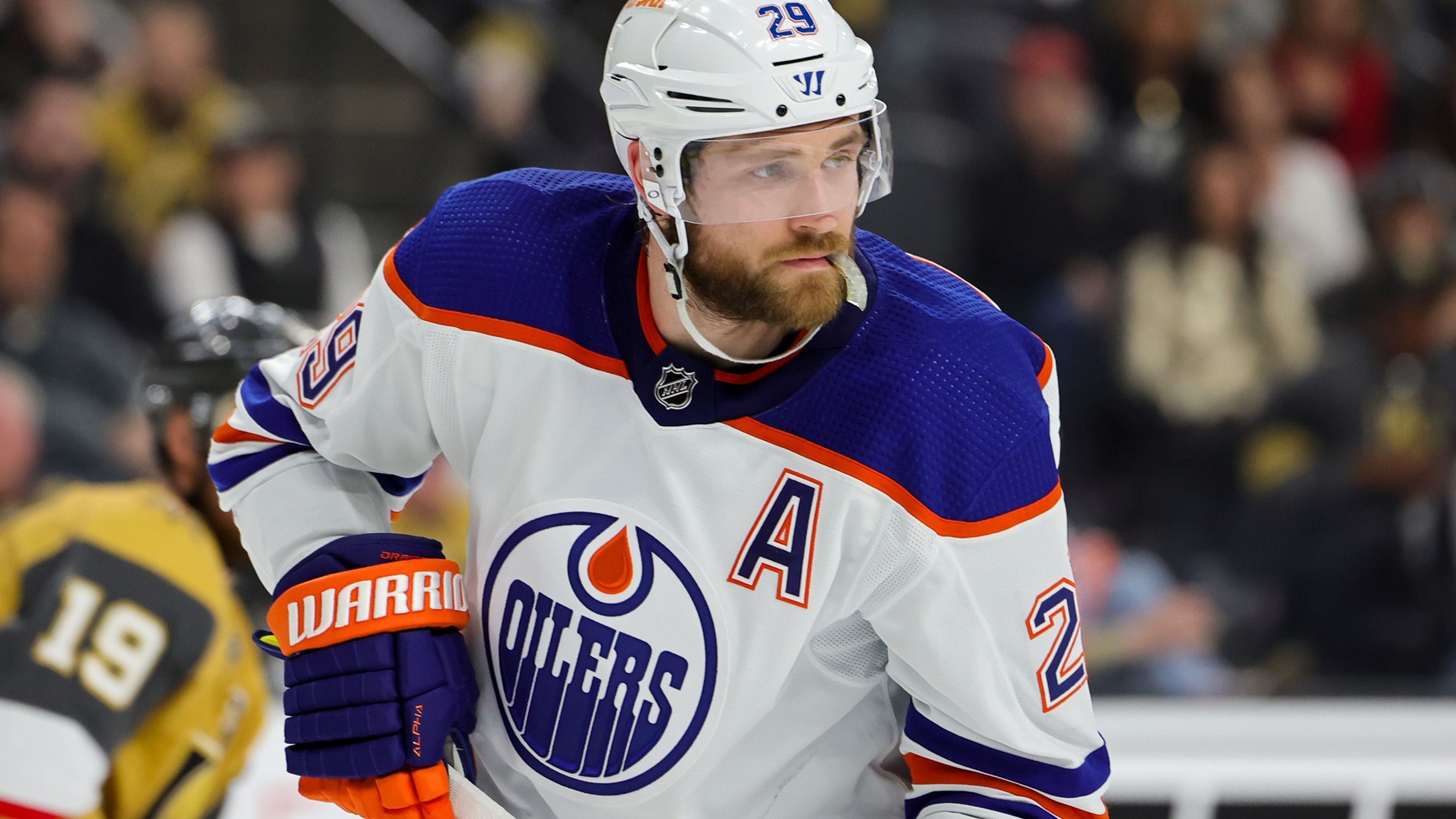 <strong>Leon Draisaitl (Edmonton Oilers)</strong><br>Für Leon Draisaitl geht es auch dieses Jahr nur um den Titel! Nichts anderes zählt. Die Trophäen für den MVP, den besten Spieler und den Top-Scorer stehen bereits in seiner Vitrine. Neben Connor McDavid ist er der zweitbeste Spieler der Oilers - aber vielleicht auch der gesamten Liga! Auf 128 Scorer-Punkte kam "Drai" vergangene Saison. 110 waren es im Jahr zuvor.