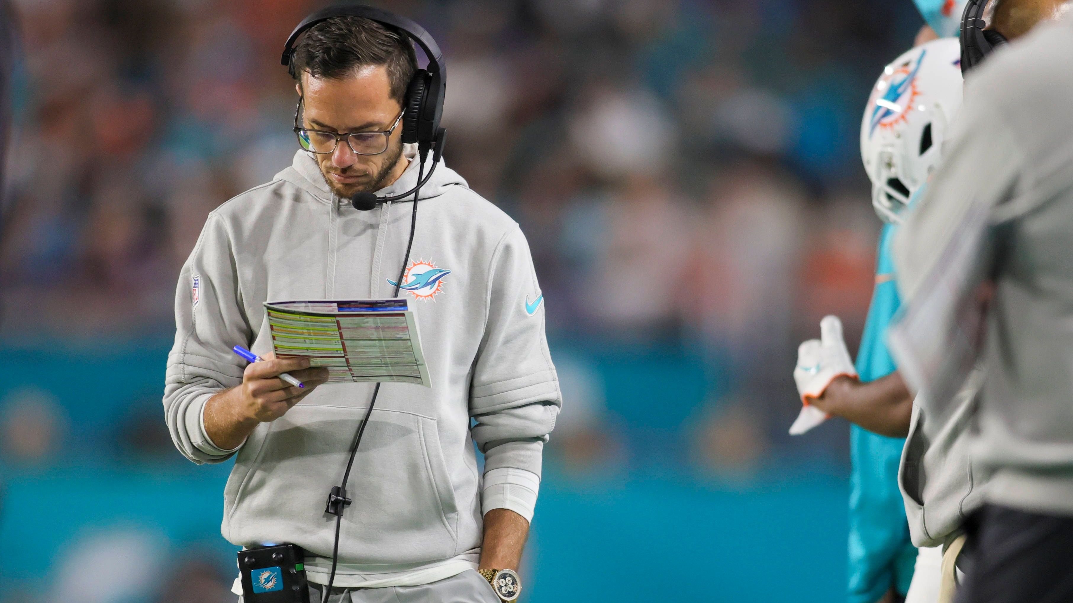 <strong>Verlierer: Mike McDaniel (Miami Dolphins)<br></strong>Wir loben und feiern Head Coach Mike McDaniel oft, aber die Niederlage der Miami Dolphins gegen die Tennessee Titans geht vor allem auf seine Kappe. Seine Offense agierte oft lethargisch, fand wenig Lösungen und auch wenn die zeitweise Abwesenheit von Star-Receiver Tyreek Hill natürlich nicht geholfen hat - eine Ausrede darf es auch nicht sein.