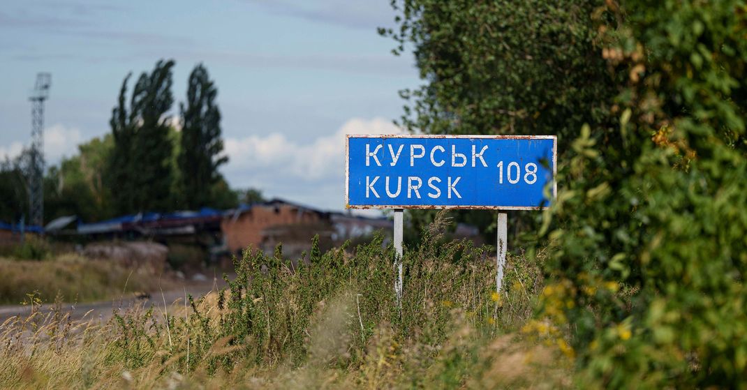 Ein Schild mit der Aufschrift "Kursk 108 km"steht an der russisch-ukrainischen Grenze. Dieses Schild steht an der Grenze zwischen der Ukraine und Russland. 