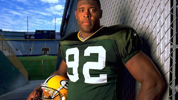 
                <strong>2. Reggie White</strong><br>
                Auf Platz zwei liegt Reggie White mit 198 Sacks. White verstarb 2004 im Alter von 39 Jahren an einem Herzinfarkt und wurde posthum in die Halle of Fame gewählt. White spielte in der NFL für die Philadelphia Eagles, Green Bay Packers und Carolina Panthers. Sein Spitzname: "Minister of Defense".
              