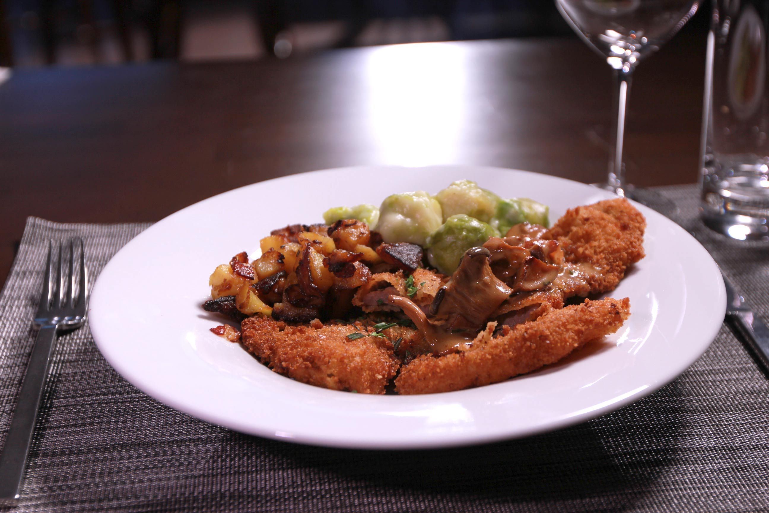 Kalbsschnitzel mit Pilzsoße und Bratkartoffeln Rezept - K1