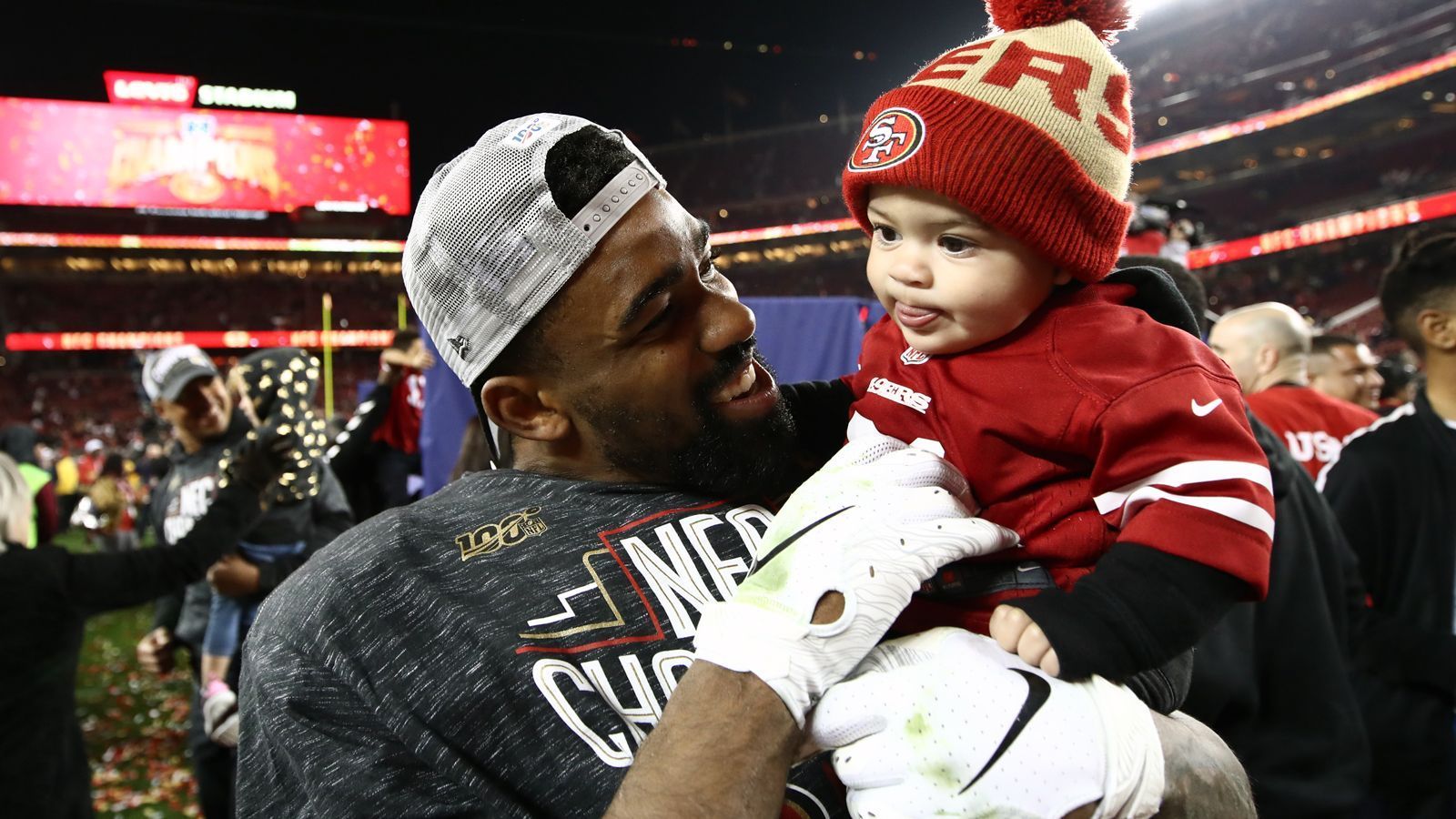 
                <strong>NFC Championship Game</strong><br>
                Running Back Raheem Mostert war von der Packers-Defense nicht zu stoppen und ein Garant für den 49ers-Sieg. Nach dem Spielende feierte der San-Francisco-Star erst einmal mit seinem Sohn.
              
