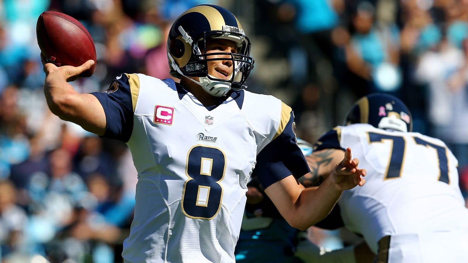 
                <strong>Sam Bradford (St. Louis Rams)</strong><br>
                Der einstige Erstrundenpick und Heisman-Trophy-Gewinner Sam Bradford riss sich während der Saison 2013 das Kreuzband. Ein Jahr später verletzte er sich an derselben Stelle und fiel bis 2015 aus. Der Quarterback wurde zu den Eagles getradet und führte sein Team als Starter zu einem 7-7-Rekord. Er warf dabei 3.725 Yards und 19 Touchdowns.
              