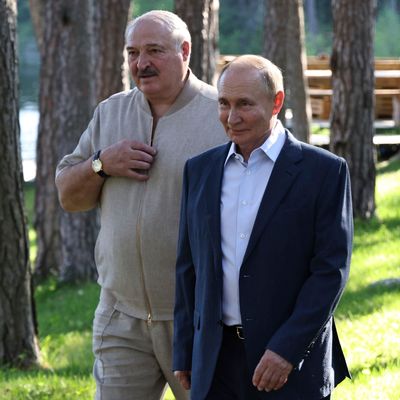 Auf diesem von der staatlichen russischen Nachrichtenagentur Sputnik via AP veröffentlichten Foto gehen Putin und Lukaschenko spazieren.
