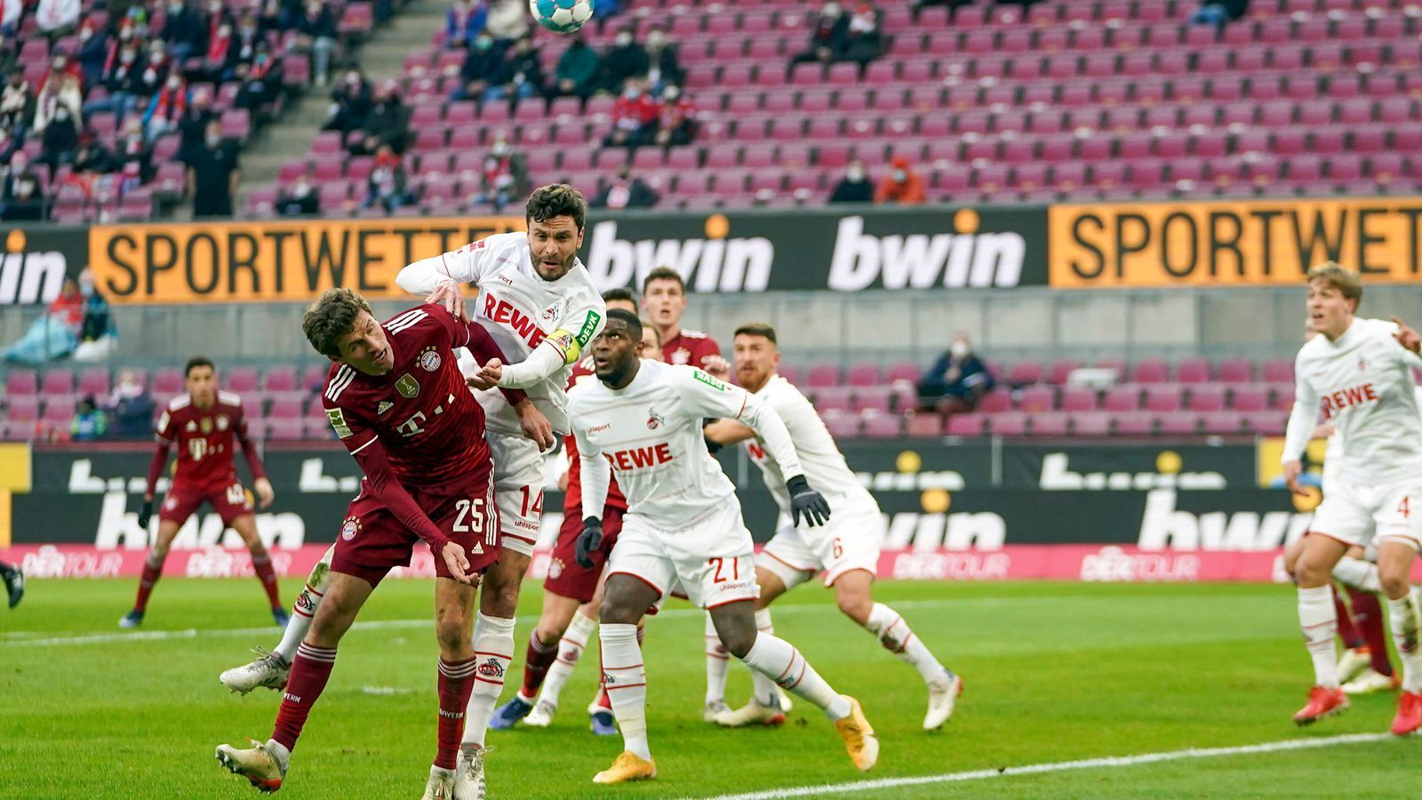 
                <strong>Thomas Müller</strong><br>
                Lewandowskis 1:0 legt das Eigengewächs mit Übersicht auf. Der Lautsprecher läuft die Kölner früh an und lässt ihnen so selten Zeit für einen geordneten Aufbau. Auch Tolissos Tor legt Müller sehenswert vor. Bei einer eigenen Großchance scheitert er an Schwäbe. Brillant schickt der 2014er Weltmeister Lewandowski bei dessen dicker Chance nach Wiederanpfiff. Unterstreicht einmal mehr seinen Wert für die Mannschaft. ran-Note: 2
              