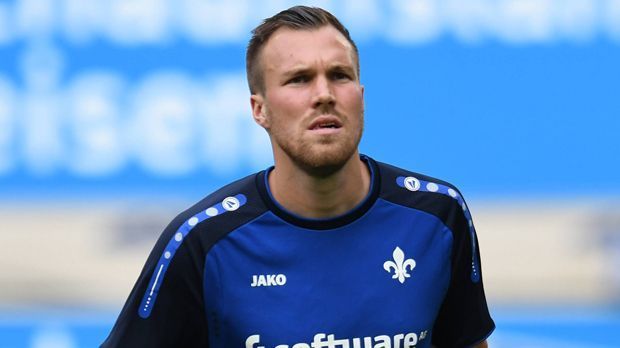 
                <strong>Kevin Großkreutz</strong><br>
                Das Paradebeispiel dafür, wie schnell es bergab gehen kann. Als Dönerwerfer und Lobbypinkler sowieso schon im Fokus, wechselte der Weltmeister ohne einen Einsatz in Brasilien zunächst von Borussia Dortmund zu Galatasaray Istanbul, was sich aber als großes Missverständnis herausstellte. Anschließend ging er zum VfB Stuttgart, wo er nach einem nächtlichen Ausflug mit Jugendspielern des VfB verprügelt wurde. Womit seine Karriere in Stuttgart beendet war. Er kickt nun beim Zweitligisten Darmstadt 98.
              